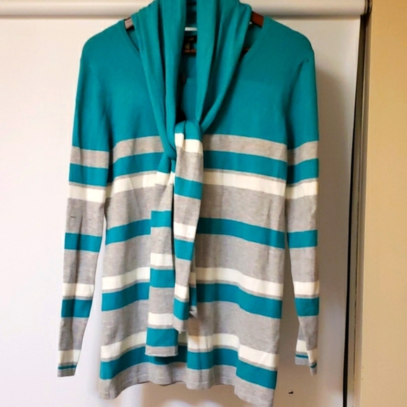 Long-sleeved sweater with detachable scarf. - Picture 6 of 6